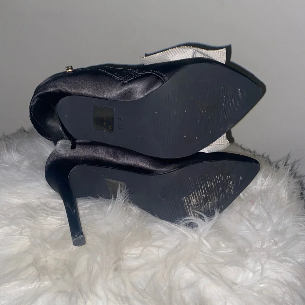 Azalea  Wang  Elegant Black Women's Shoes with Rhinestone Bow - Picture 5 of 6